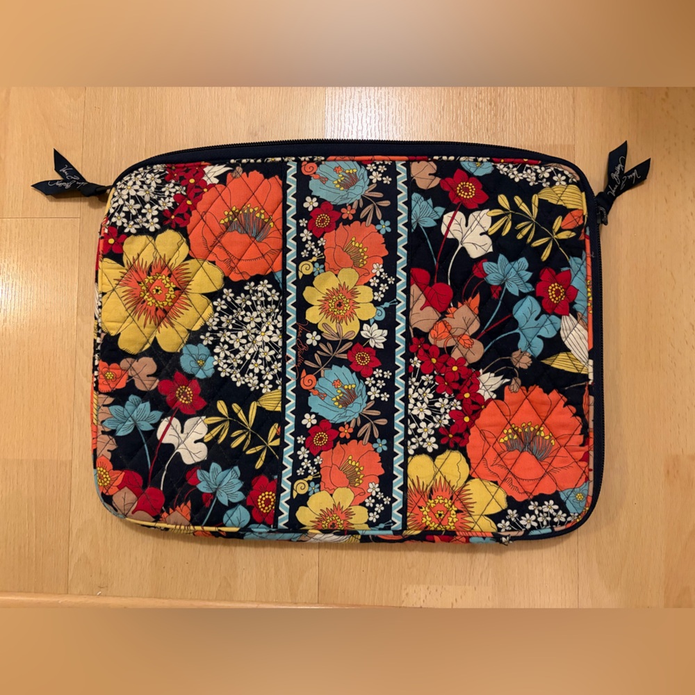 Vera Bradley Happy Snails Quilted Laptop Sleeve Like New!